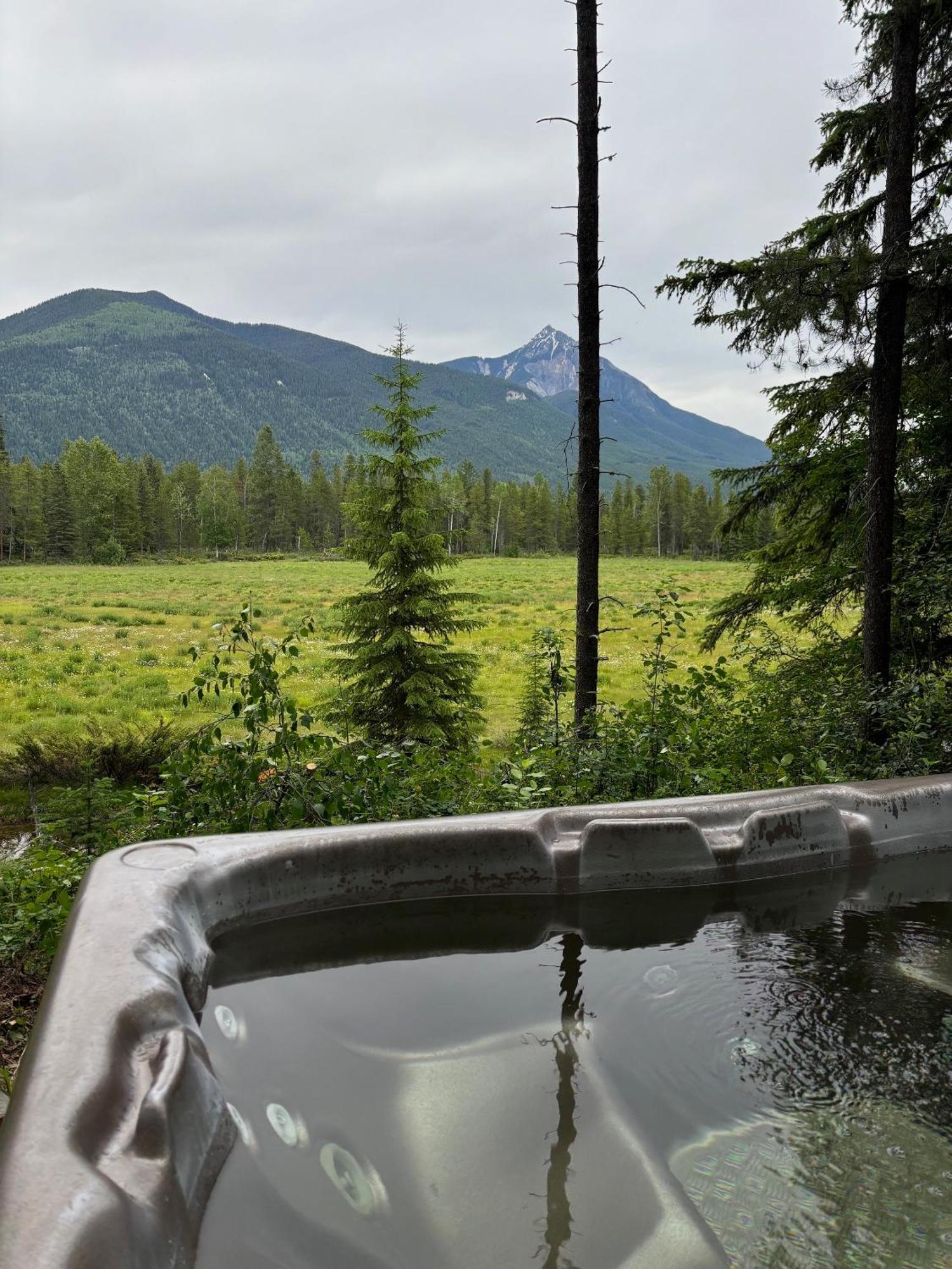 Rocky Mountain Cabins And Home โกลเดน ภายนอก รูปภาพ
