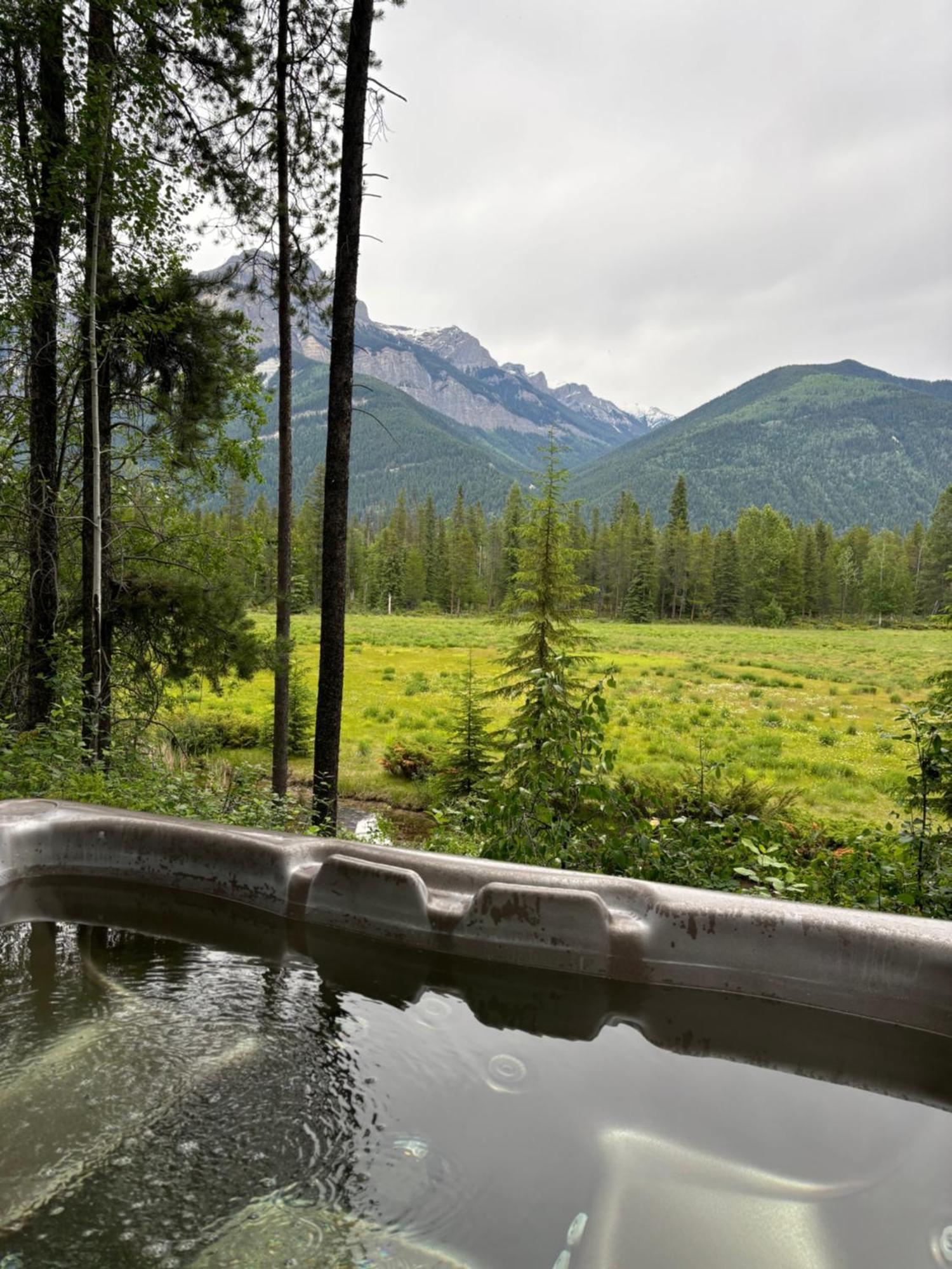 Rocky Mountain Cabins And Home โกลเดน ภายนอก รูปภาพ
